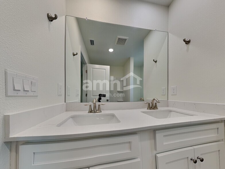 Building Photo - 2508 Feather Crst Dr