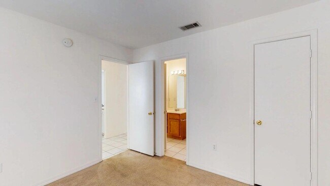 Building Photo - 895 Silverwood