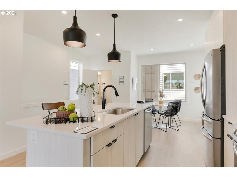 Building Photo - 3958 SE Gladstone St