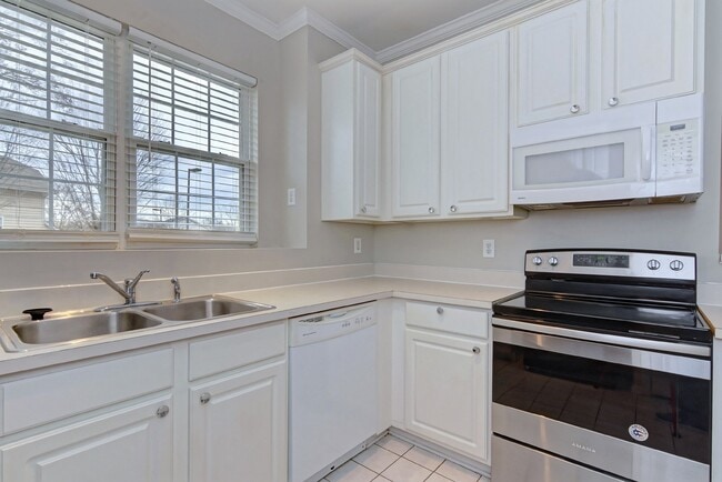 Building Photo - End-Unit 3br/2.5bth Townhome in Villages o...