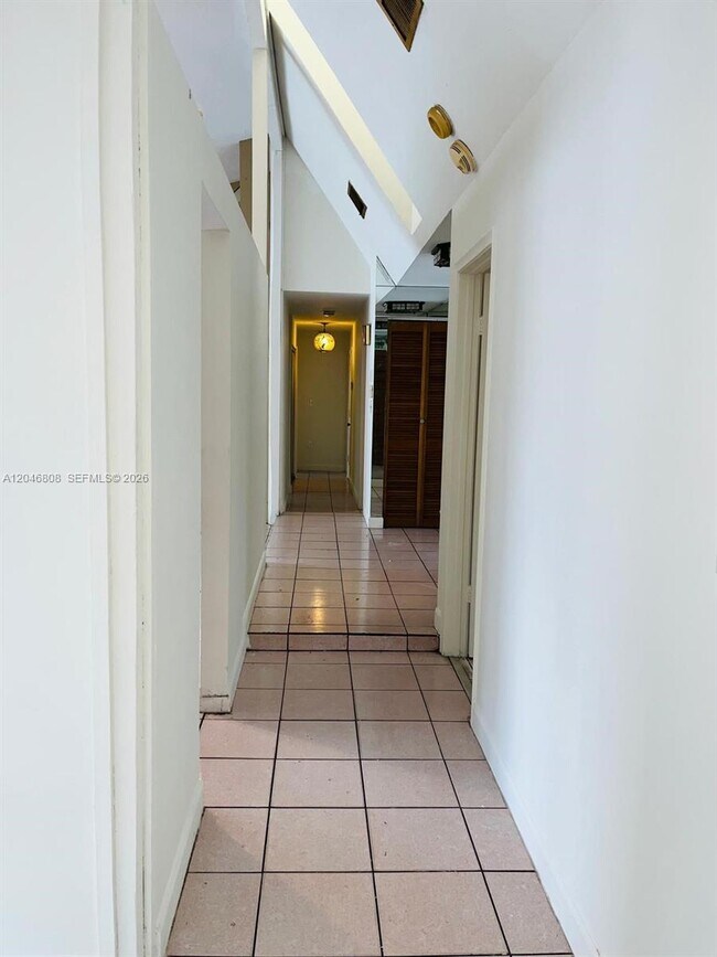 Building Photo - 925 NE 207th Terrace