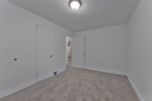 Building Photo - 1539 Weston Ave
