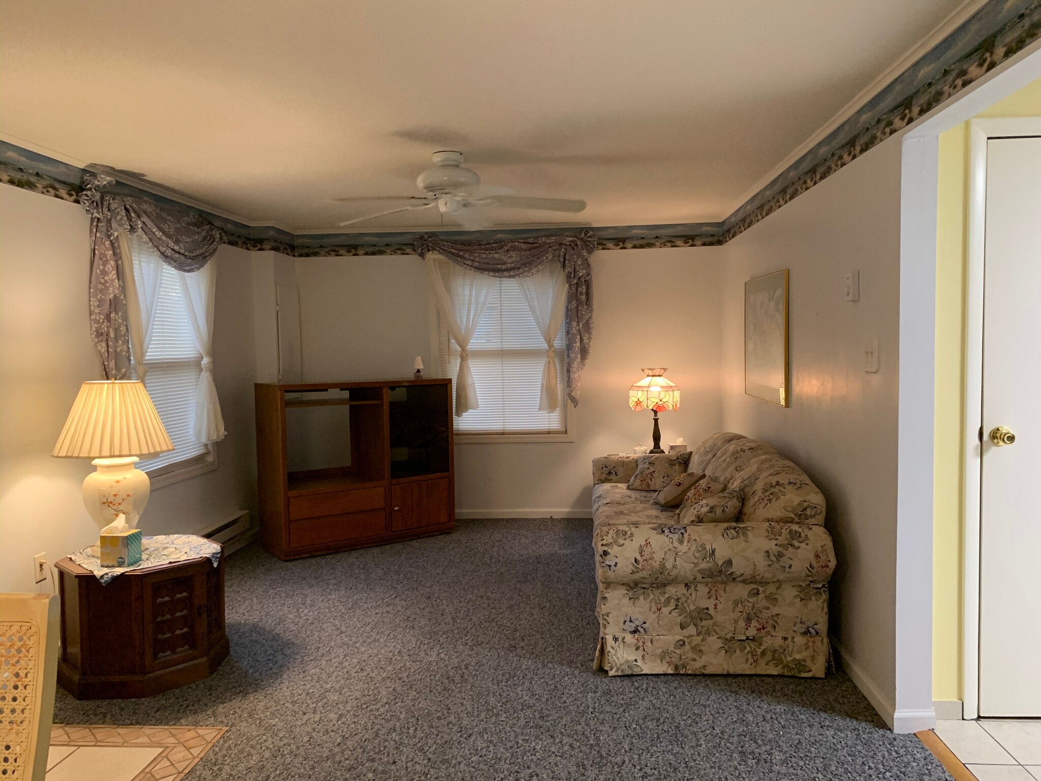 Living room - 210 Gibbons Ct