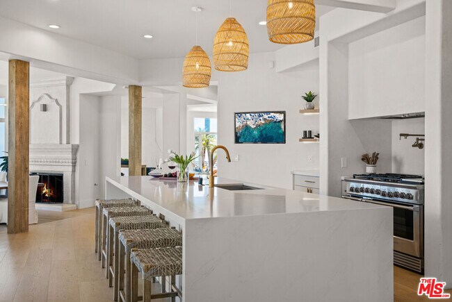 Building Photo - 5868 Zumirez Dr