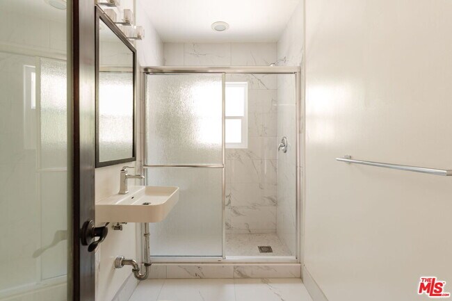 Building Photo - 8561 Rugby Dr