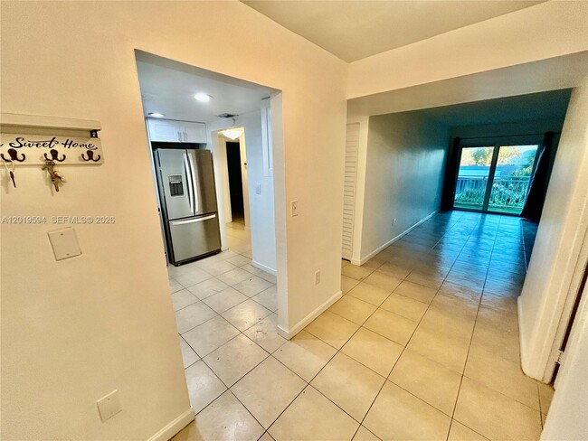 Building Photo - 9375 Fontainebleau Blvd