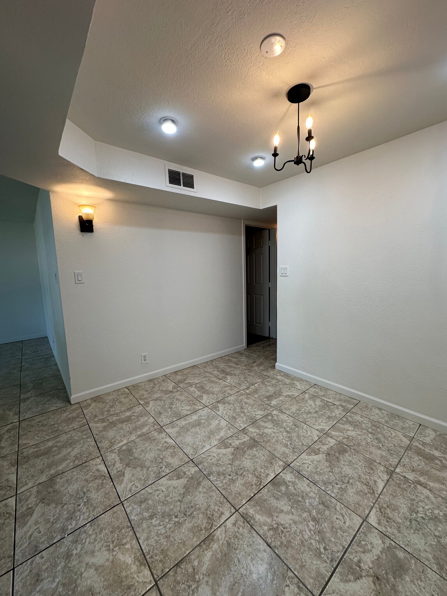 Building Photo - 1005 W 5th St