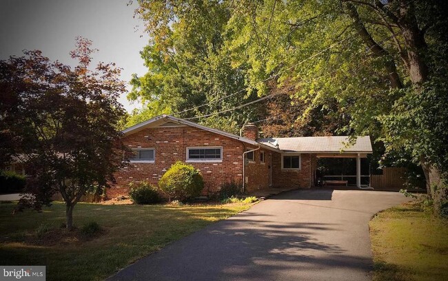 Building Photo - 9920 Pinehurst Ave