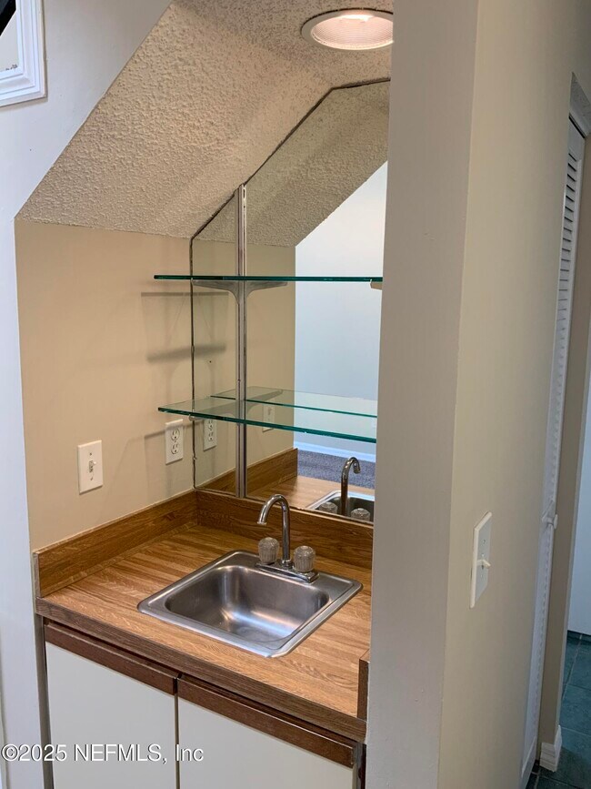 Building Photo - 2124 Sea Hawk Dr
