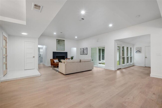 Building Photo - 6226 La Cosa Dr