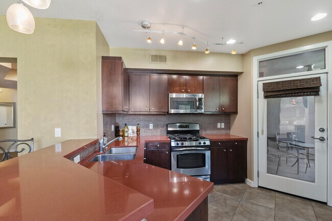 Building Photo - 780 E Palm Canyon Dr