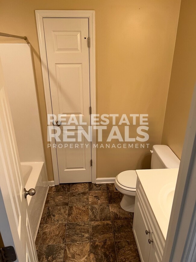 Building Photo - 1121 Castle Dr