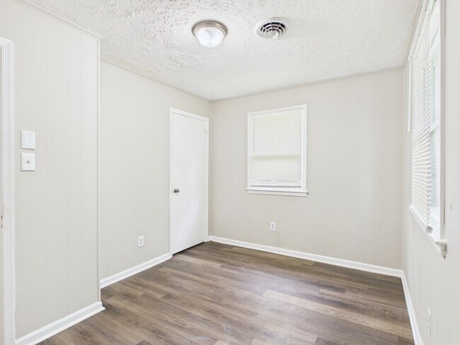 Building Photo - 838 S Jones St