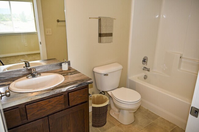 Building Photo - 2 Bed 2 Bath Baxter Springs Condo with mountain views