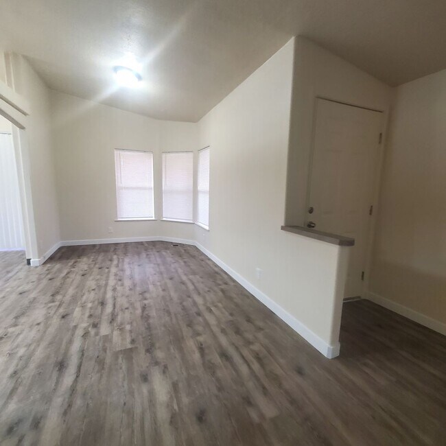 Building Photo - Newly Renovated Pet Friendly 3 Bed / 2 Bat...