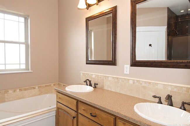 Building Photo - 125 Sagewood Dr