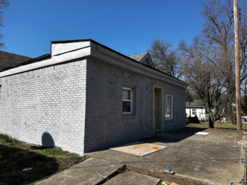 Building Photo - 811 W 8th St