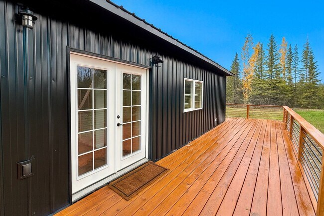 Building Photo - LIKE BRAND NEW SOLDOTNA HOME!