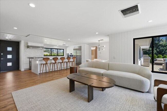 Building Photo - 3Bd/2Ba Bellevue Home
