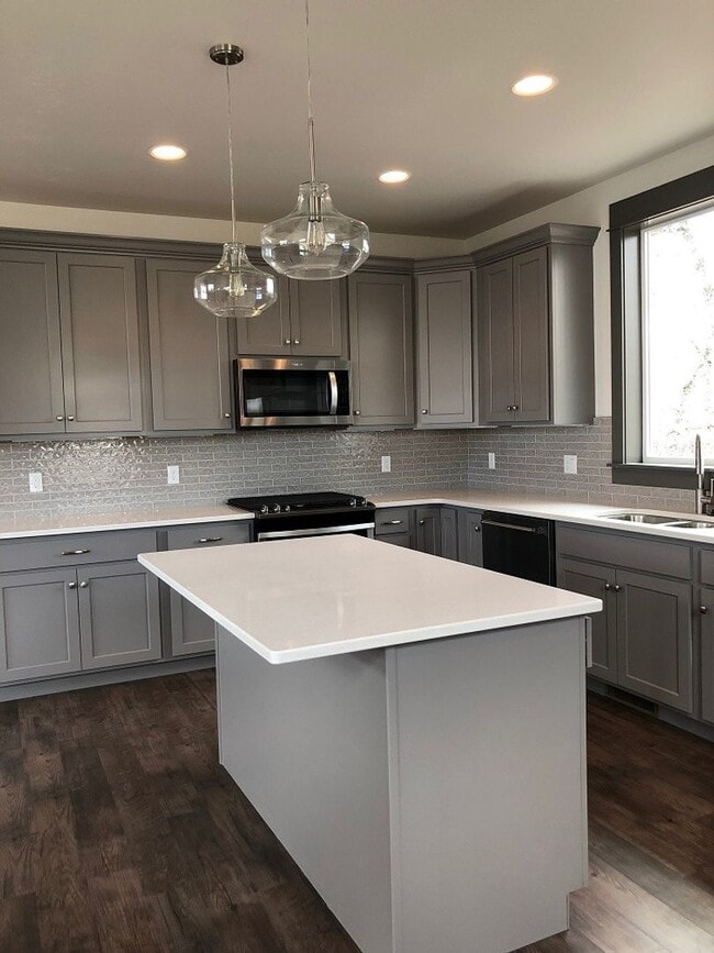 Building Photo - Beautiful Four Corners Condo