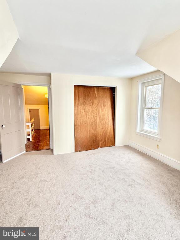 Building Photo - 327 Main St