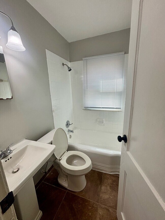 Building Photo - 1547 Longfield Ave