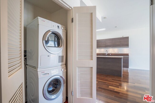 Building Photo - 3785 Wilshire Blvd