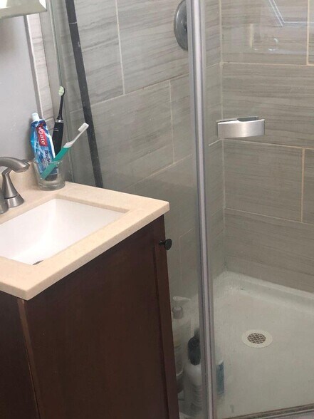 Building Photo - 2245 W Shakespeare Ave