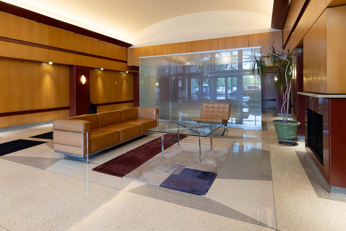 Building Photo - 933 W Van Buren St