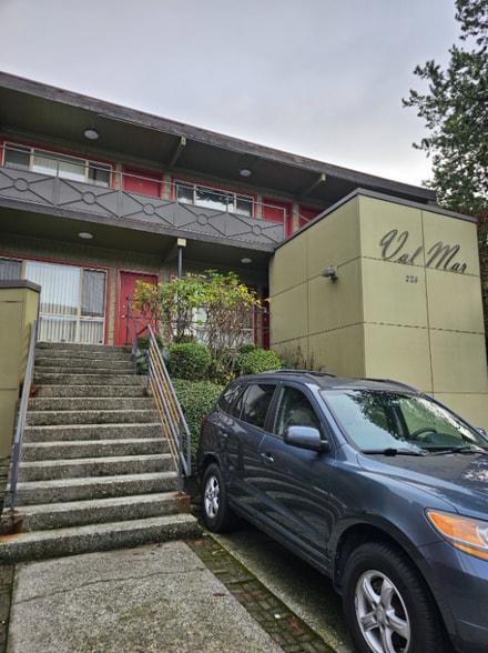 Building Photo - 224 Bellevue Ave E