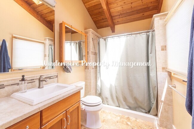 Building Photo - Peaceful and bright 3 bed in Kingston, walk to ferry, with Dry Sauna!
