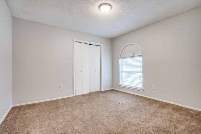 Building Photo - Easy Access To Major Highways!
