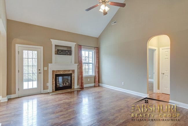 Building Photo - 325 Timber Meadow Lake