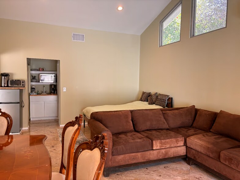 Primary Photo - 2430 Bessemer St