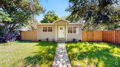 Building Photo - 4 Bedroom / 2 Bath House