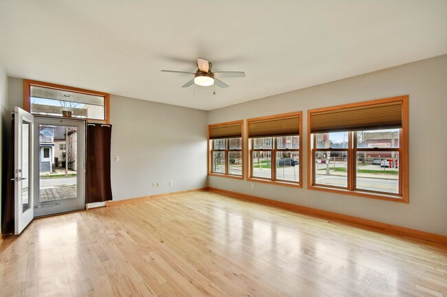 Building Photo - 2905 N Newhall St