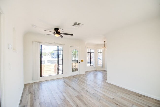 Building Photo - 322 N 17th Dr