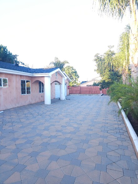 Building Photo - 2811 N Wilmington Ave