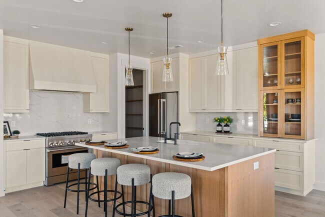 Building Photo - Exquisite Town home living: Bends desirabl...