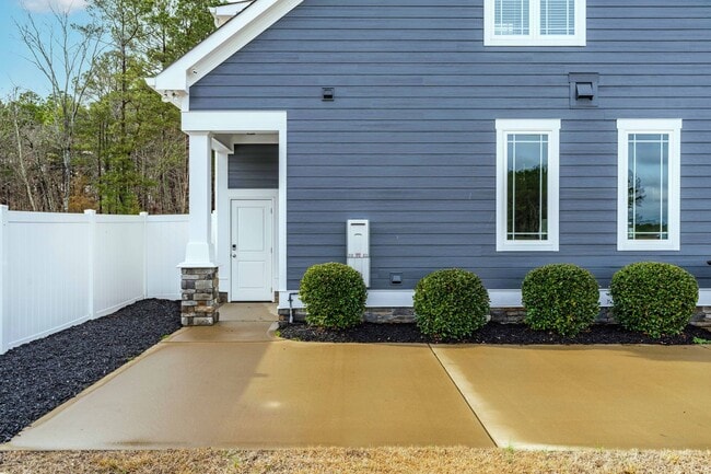 Building Photo - Studio Garage Apartment