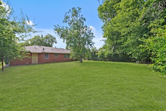 Building Photo - 2206 Hickory Ln