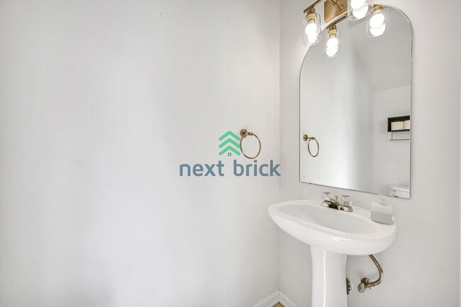 Building Photo - 2 BED & 1.5 BATH TOWNHOUSE FOR RENT
