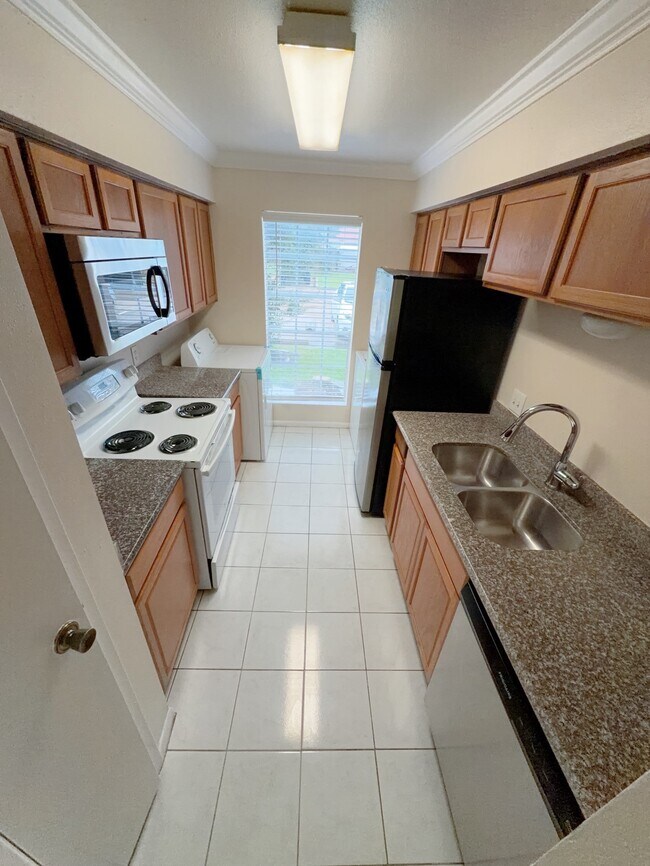 Building Photo - 6666 Harbor Town Dr