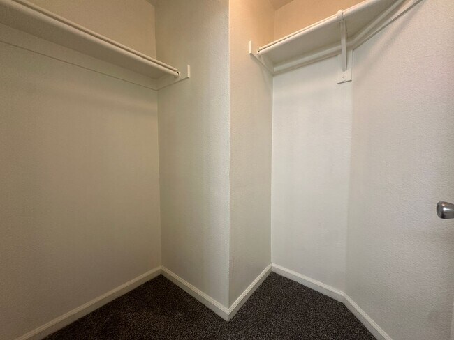 Building Photo - 1 bed, 1 bath condo in guard gated community!