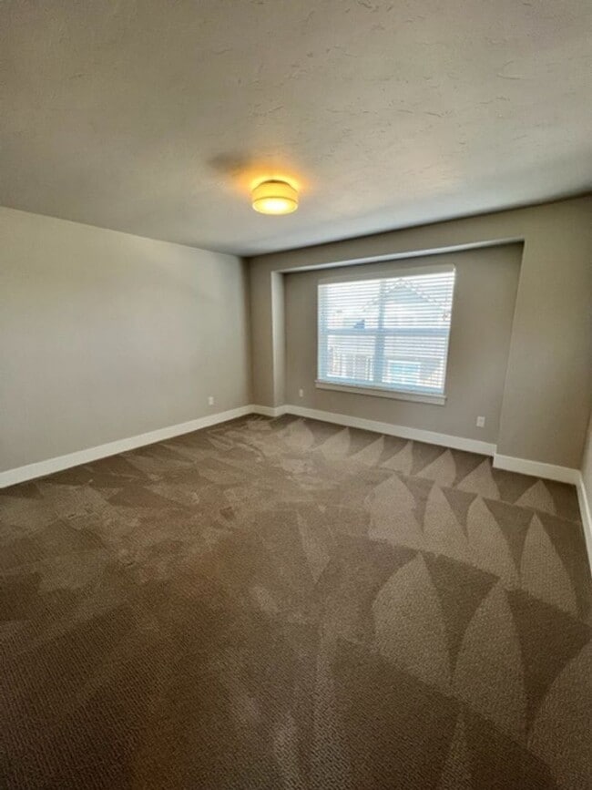 Building Photo - Stylish 3 Bedroom Duplex with Scenic Views and Modern Amenities: Your Perfect Redmond Retreat