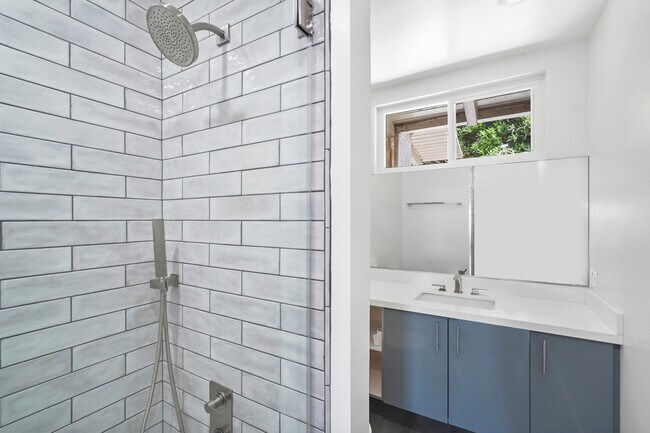 Bathroom 3 w/ bathtub - 31259 Bailard Rd