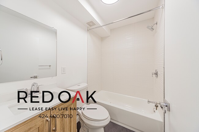 Building Photo - 211 1/2 W 47th St