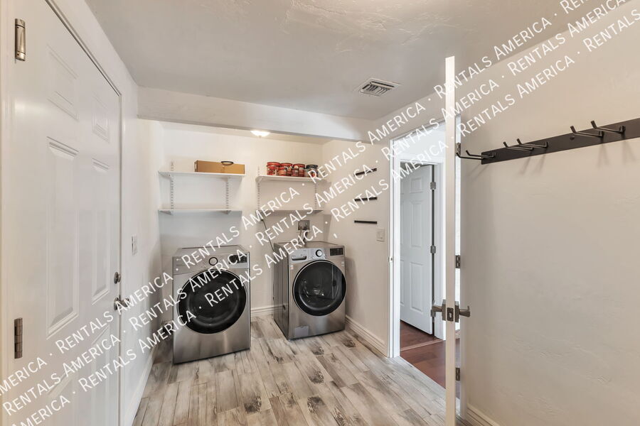 Building Photo - 330 E Mountain Vista Dr