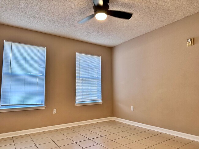 Building Photo - Cozy 2B/2B Unfurnished Condo near Beach in...