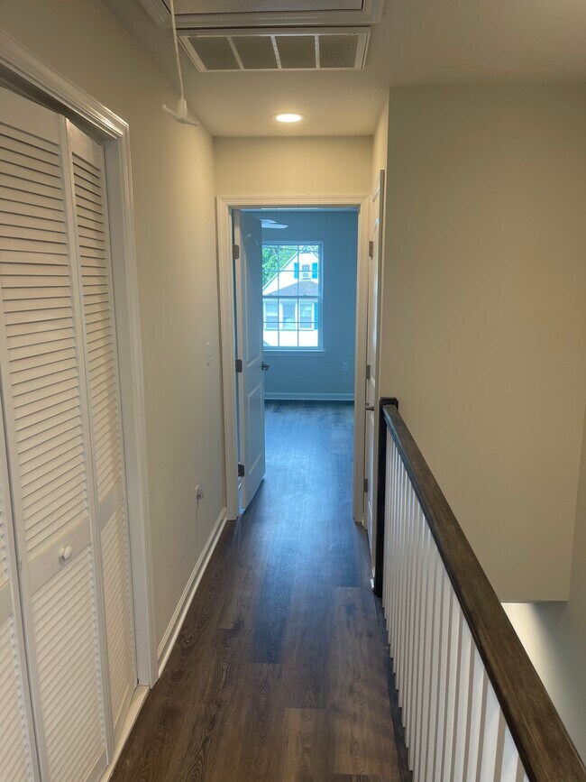 Building Photo - 416 ShadyNook St